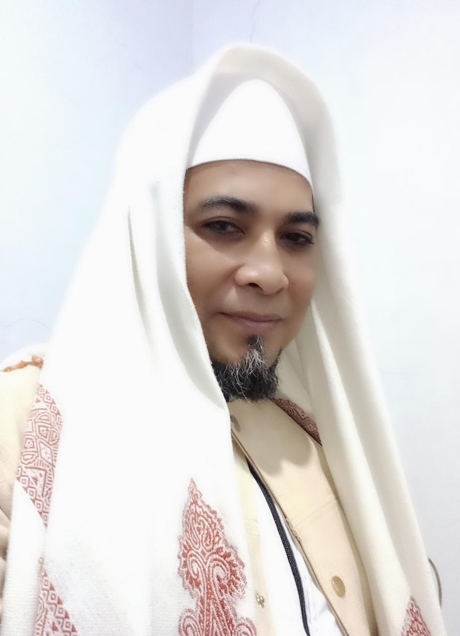 Pengasuh dengan selendang ihram putih